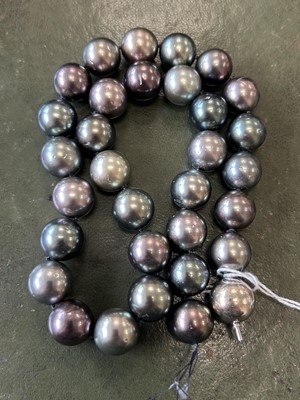 Lot 151 - A uniform Tahitian cultured pearl necklace