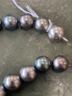 Lot 151 - A uniform Tahitian cultured pearl necklace