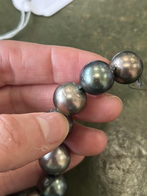 Lot 151 - A uniform Tahitian cultured pearl necklace