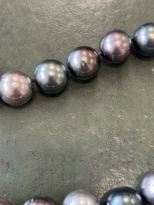 Lot 151 - A uniform Tahitian cultured pearl necklace