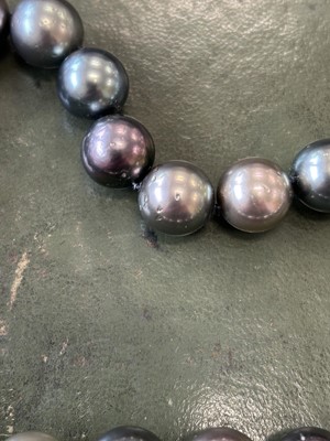 Lot 151 - A uniform Tahitian cultured pearl necklace