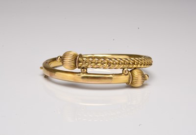 Lot 249 - A yellow metal hinged bangle