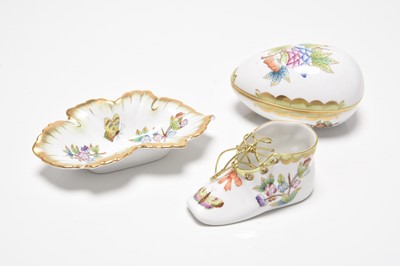 Lot 212 - Three pieces of Herend in the 'Queen Victoria' pattern, 20th century