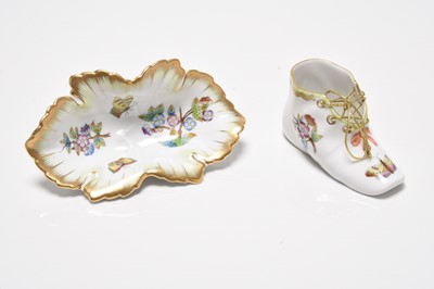 Lot 212 - Three pieces of Herend in the 'Queen Victoria' pattern, 20th century