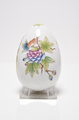Lot 212 - Three pieces of Herend in the 'Queen Victoria' pattern, 20th century