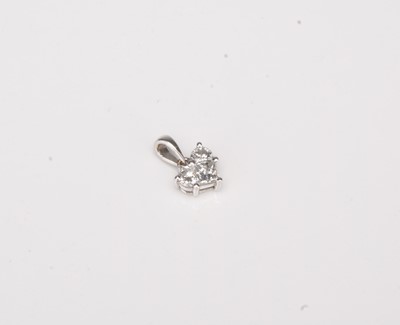 Lot 122 - An 18ct white gold heart shaped diamond pendant