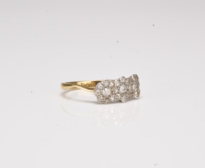 Lot 154 - An early 20th century diamond cluster ring
