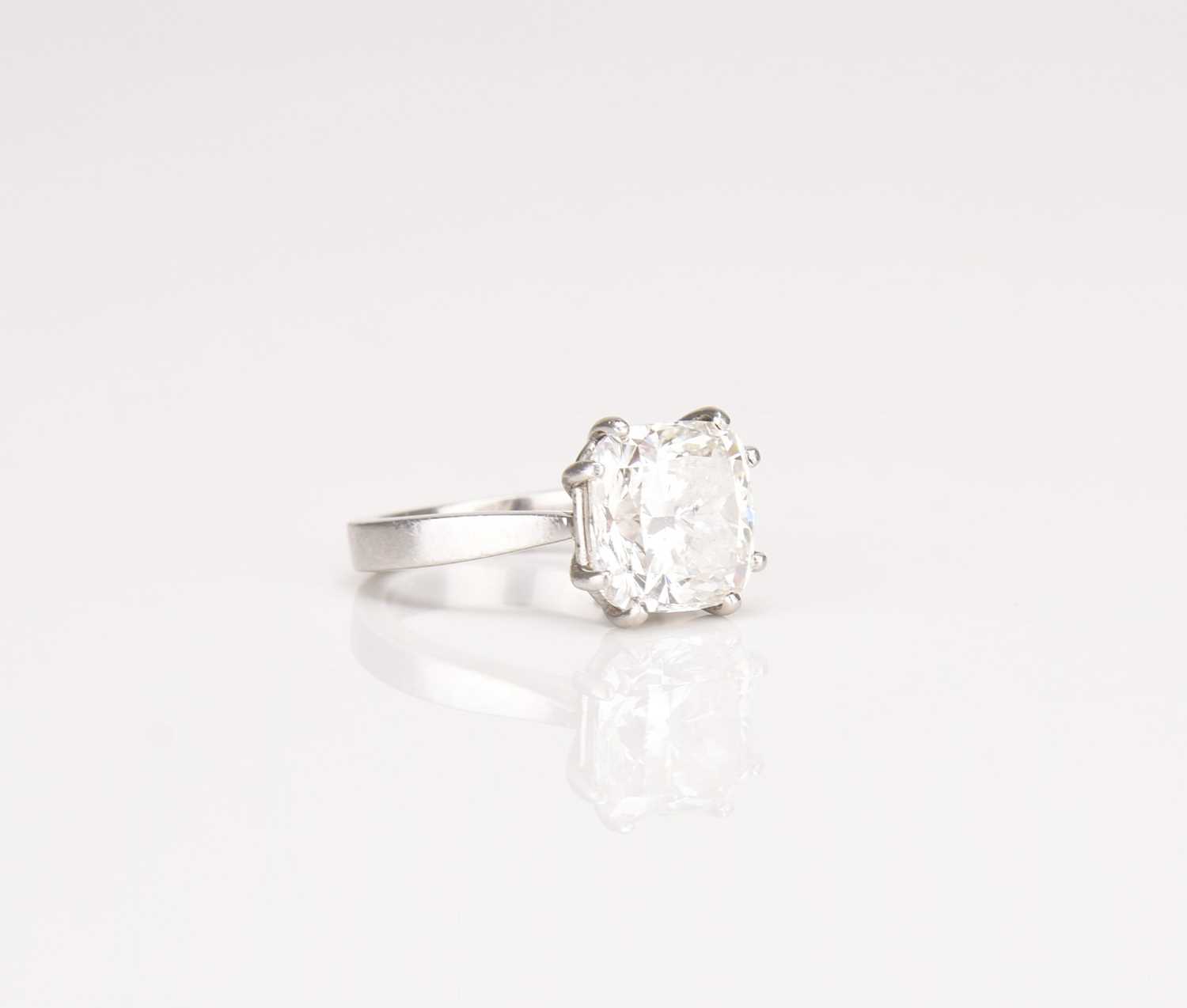 Lot 140 - A platinum single stone cushion cut diamond ring