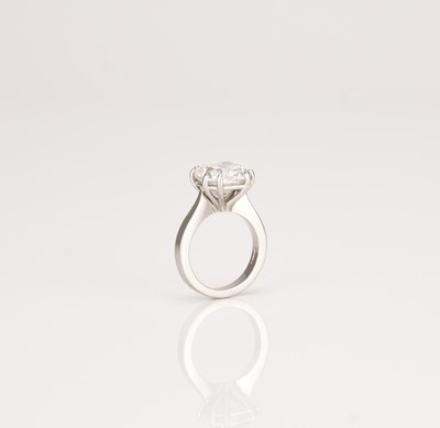 Lot 140 - A platinum single stone cushion cut diamond ring