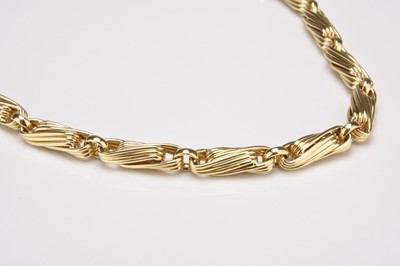 Lot A yellow gold entwined link chain necklace