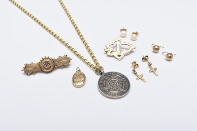 Lot 320 - A small collection of jewellery