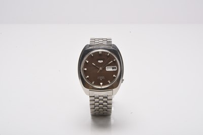 Lot 457 - Seiko: A gentleman's stainless steel '5' bracelet watch