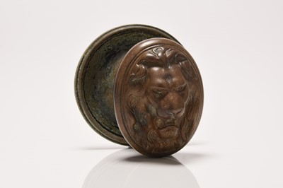 Lot 112 - An Edwardian bronze lion head door knob