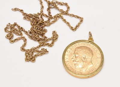Lot 263 - A George V sovereign pendant on chain