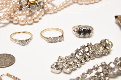 Lot 48 - A small collection of jewellery