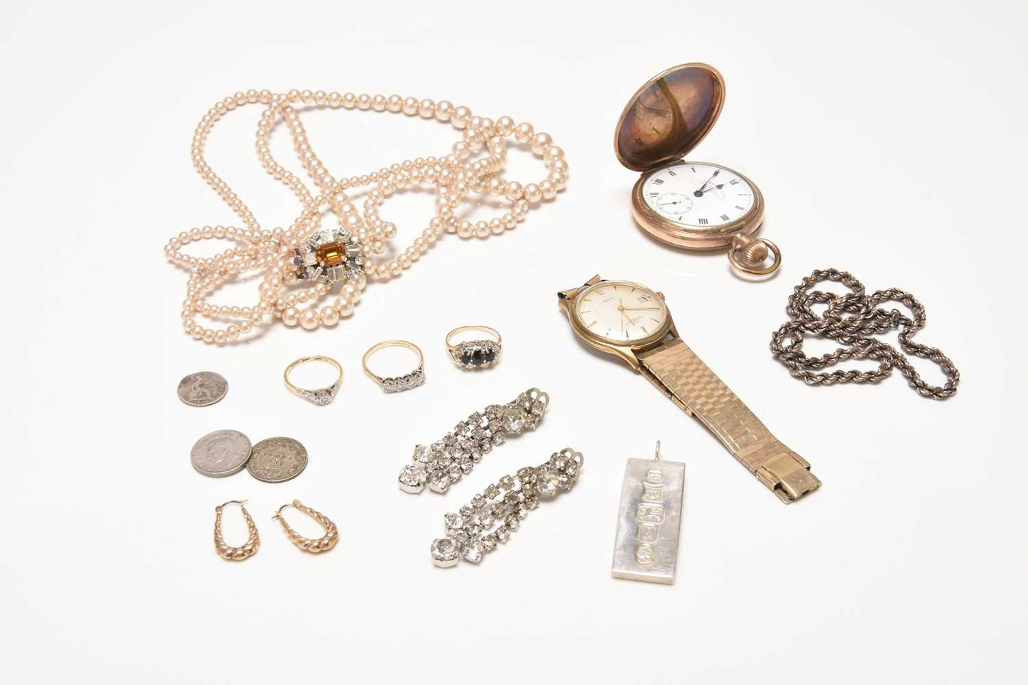 Lot 48 - A small collection of jewellery