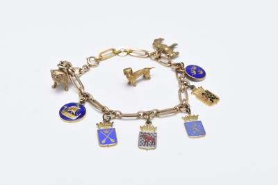 Lot 139 - A 9ct gold bracelet
