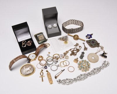 Lot 194 - A small collection of gold jewellery and costume jewellery