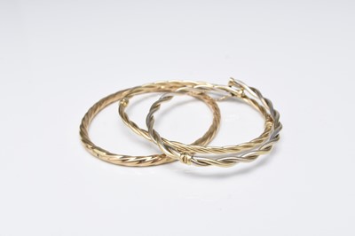 Lot 209 - Three 9ct gold hinged