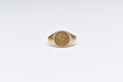 Lot 217 - An 18ct gold signet ring