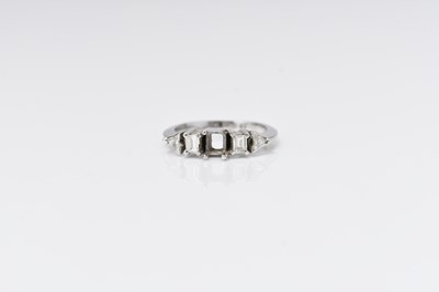 Lot 221 - A four stone diamond ring