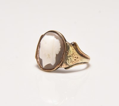 Lot 101 - An 18ct gold oval shell cameo ring