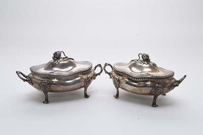 Lot 28 - A pair of George III silver sauce tureens