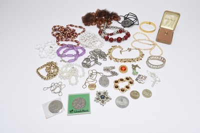 Lot 196 - A collection of costume jewellery