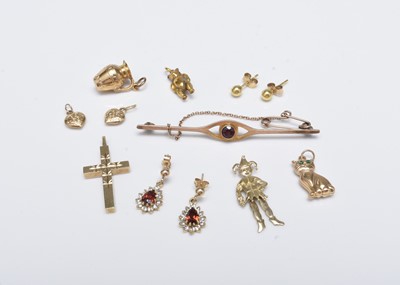 Lot 99 - A small collection of jewellery
