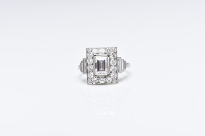 Lot 270 - An Art Deco diamond cluster ring