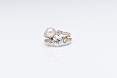 Lot 242 - An early 20th century diamond and pearl crossover ring