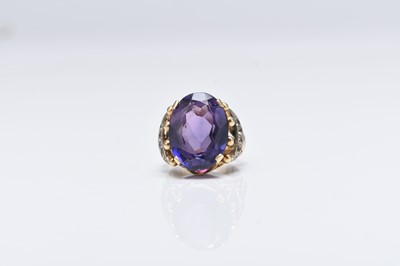 Lot 328 - An amethyst and diamond ring