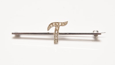 Lot 81 - A diamond set 'T' bar brooch