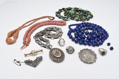 Lot 272 - A small collection of costume jewellery