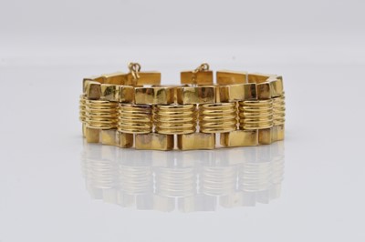 Lot 204 - A yellow metal reeded and domed link bracelet