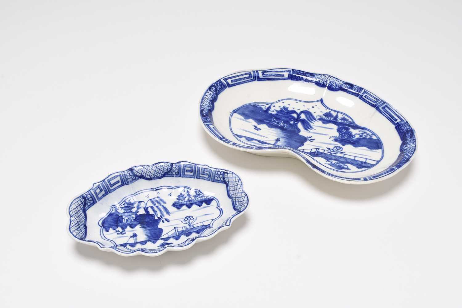 Lot 9 - A rare Caughley small 'Weir' dessert stand, with a heart-shaped dish in the same pattern