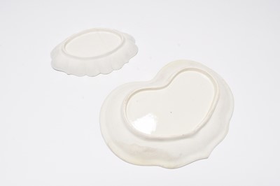 Lot 9 - A rare Caughley small 'Weir' dessert stand, with a heart-shaped dish in the same pattern