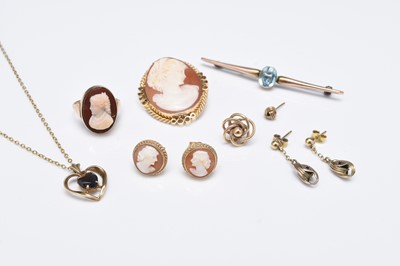 Lot 176 - A small collection of jewellery