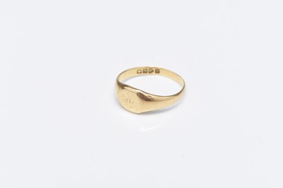 Lot 193 - An 18ct gold signet ring