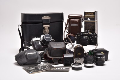 Lot 283 - A collection of roll film cameras and accessories