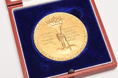 Lot 269 - A 22ct gold Winston Churchill commemorative medallion
