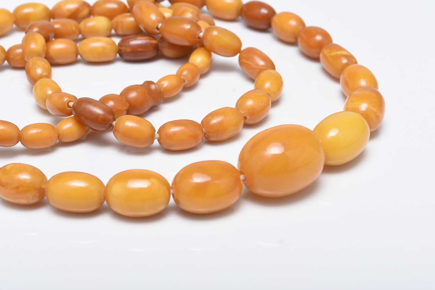 Lot 150 - A graduated oval amber bead necklace