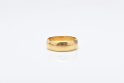 Lot 233 - A 22ct gold wedding band