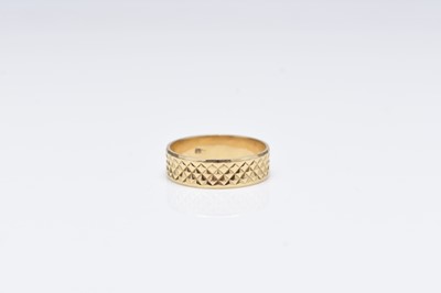 Lot 90 - A yellow metal decorative band