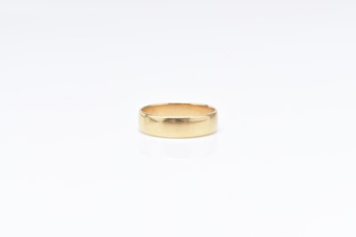 Lot 223 - An 18ct gold wedding band