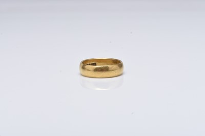 Lot 248 - A 22ct gold wedding band
