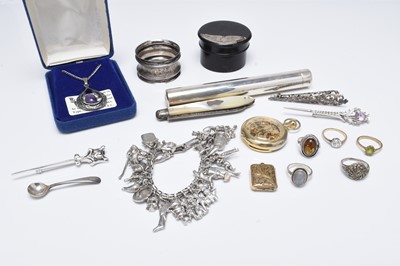Lot 182 - A small collection of jewellery and silver