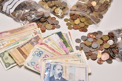 Lot 157 - A worldwide collection of modern coins and banknotes