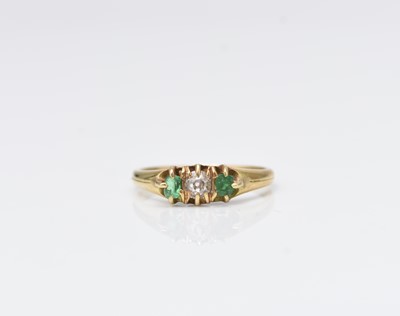 Lot 174 - A graduated three stone diamond and emerald ring