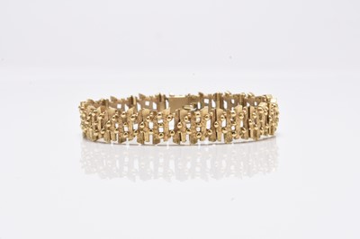 Lot 202 - A 9ct yellow gold textured link bracelet